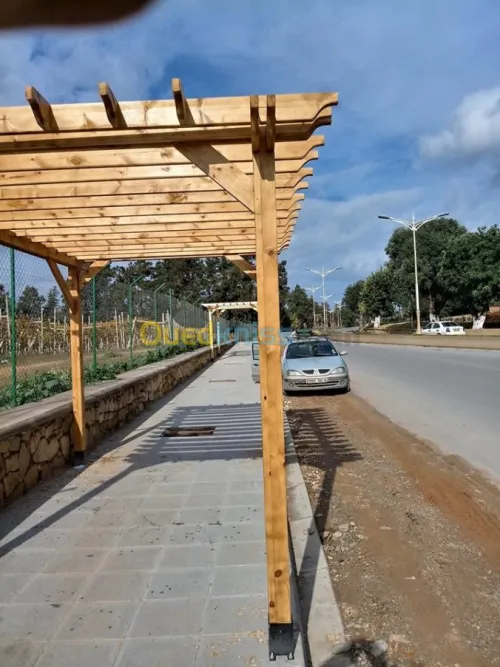 Fabrication et installation de pergola et tinda en bois rouge