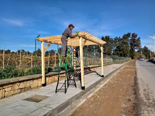 Fabrication et installation de pergola et tinda en bois rouge