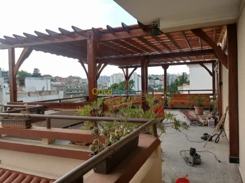 Fabrication et installation de pergola et tinda en bois rouge