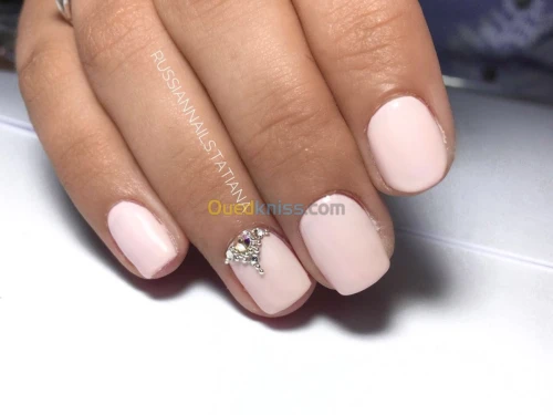 manicure  avec professionnelle russe 