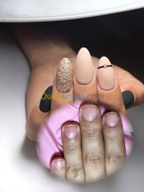 manicure  avec professionnelle russe 