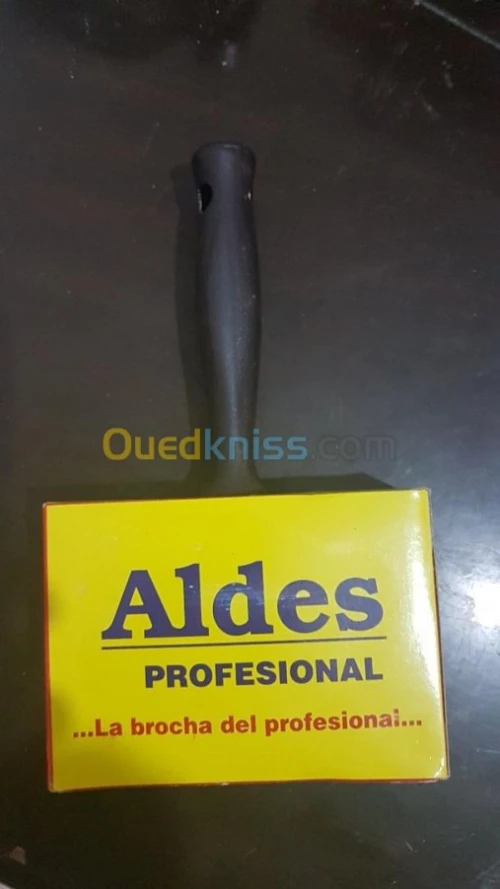 Brosse plate pour peinture à la chaux