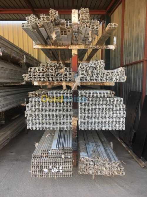 EXTRUSION DE PROFILE D'ALUMINIUM