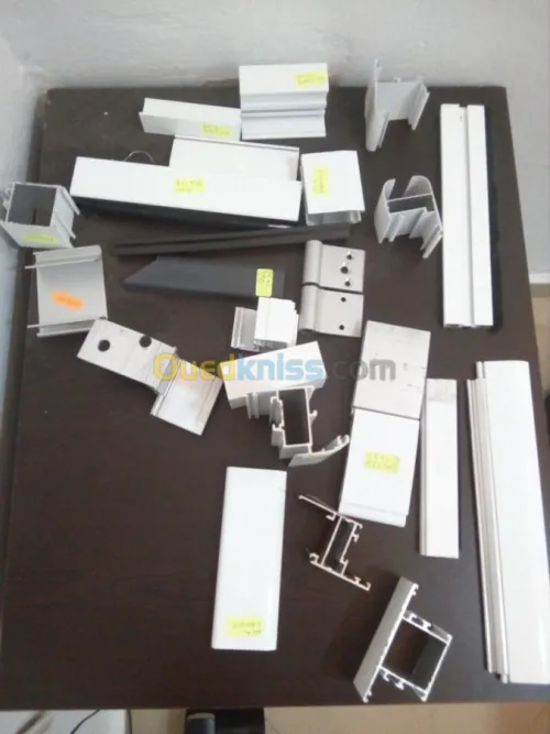 EXTRUSION DE PROFILE D'ALUMINIUM