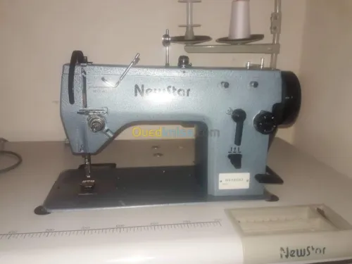Machine industrielle zigzagueuse avec 