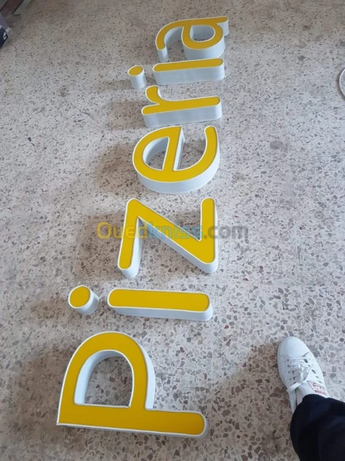 Lettre lumineuses en relief حروف ضوئية بارزة واللافتاات الاشهارية 