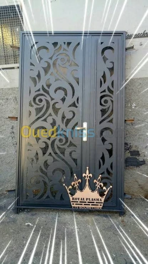 Porte portail et rampe d'escaliers 