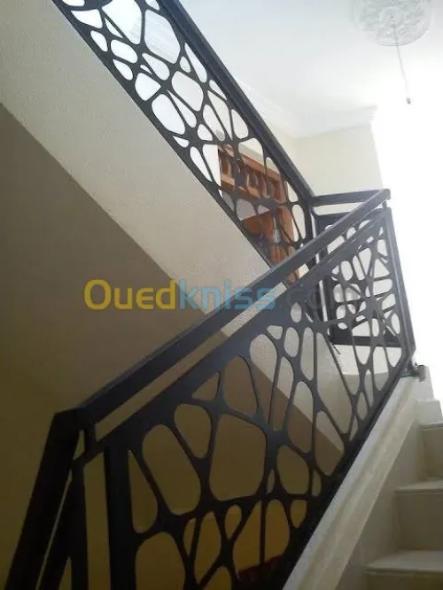 Porte portail et rampe d'escaliers 