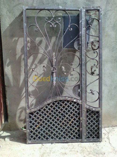 Porte portail et rampe d'escaliers 