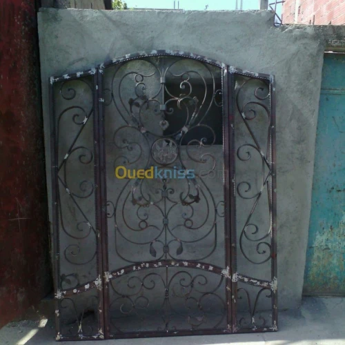 Porte portail et rampe d'escaliers 