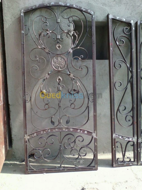 Porte portail et rampe d'escaliers 