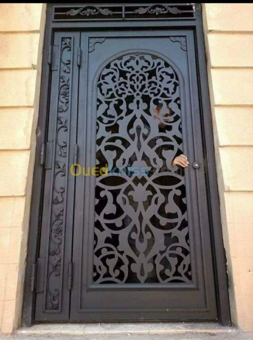 Porte portail et rampe d'escaliers 
