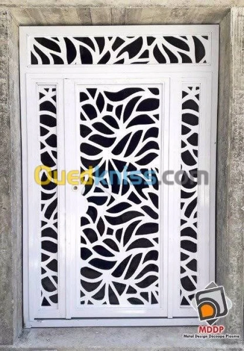 Porte portail et rampe d'escaliers 