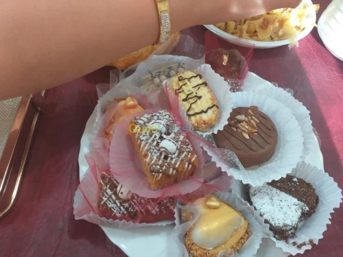 Préparation  des gâteau  pour fête 