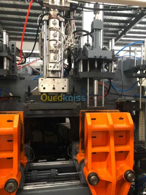 Machine d'extrusion soufflage