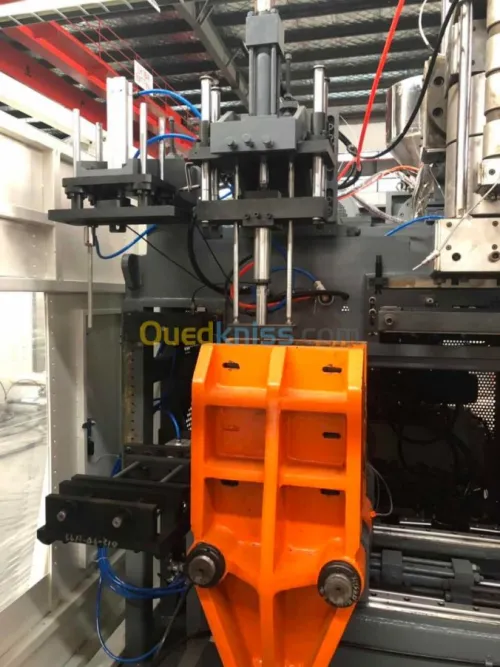 Machine d'extrusion soufflage