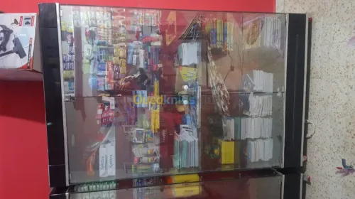 Vante vitrine cosmétiques 