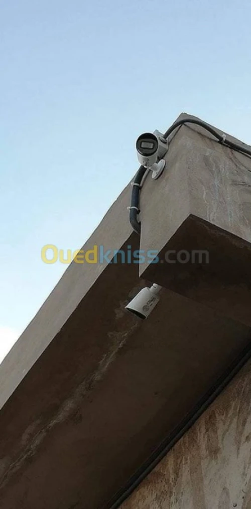 تركيب كاميرات المراقبة وأجهزة الإنذار