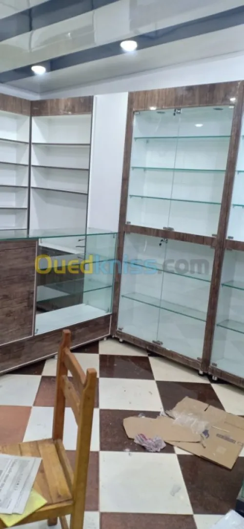 Armoire en bois ( verre) 