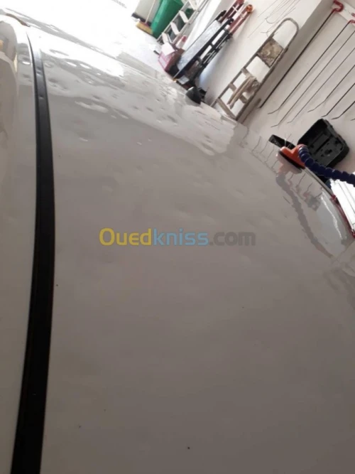 DÉBOSSELAGE DE CARROSSERIE