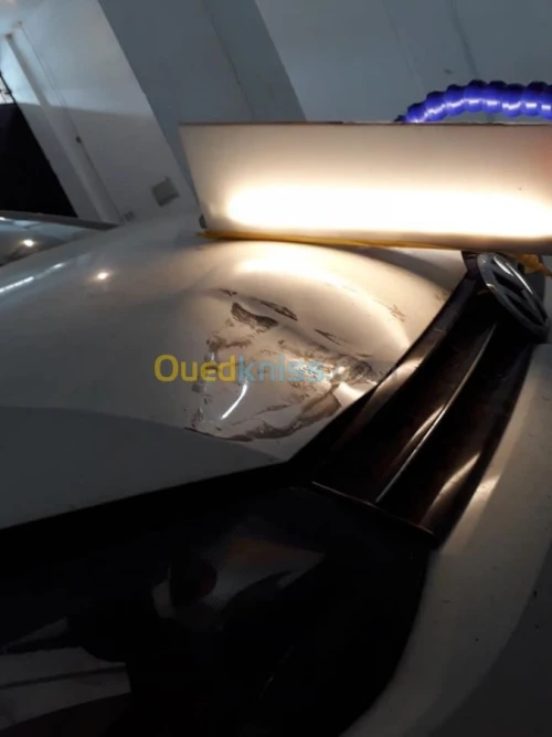 DÉBOSSELAGE DE CARROSSERIE