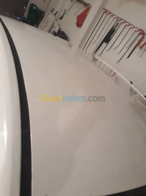 DÉBOSSELAGE DE CARROSSERIE