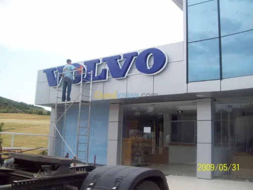 Enseigne lumineuse .lettre boitie. Led