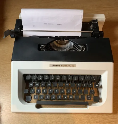 Machine à écrire portable vintage Olivetti Lettera 15 RARE années 1970 