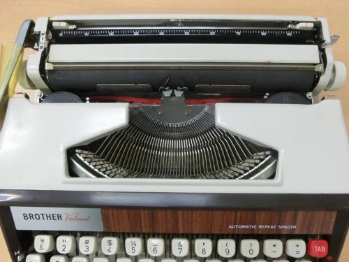 Machine à écrire vintage Brother Deluxe 1300