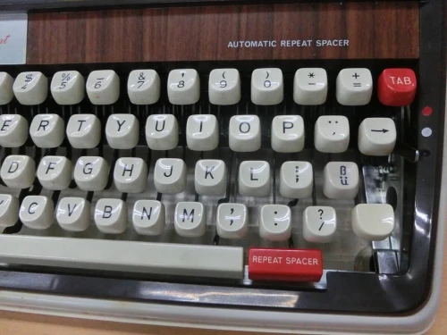 Machine à écrire vintage Brother Deluxe 1300