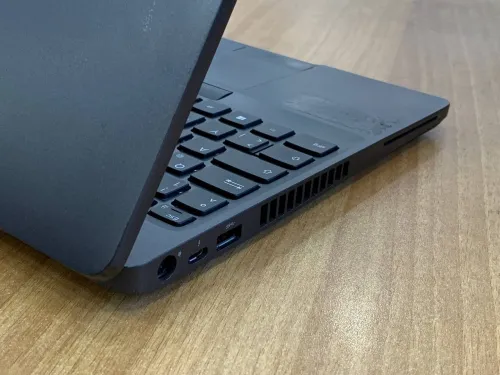 DELL LATITUDE 5500 / INTEL I5 8 EME / 8 G / 256 SSD NVME / 15.6 FHD batterie 40%
