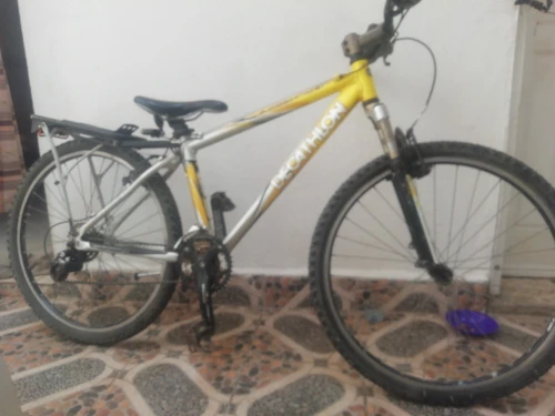 Vend vélo 26p très bon état, roule parfaitement, comme neuf de marque française Décathlon, visible sur place et pas de frais à prévoir, soyez les bienvenus, premier arrivé, 1er servi.