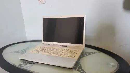 لابتوب سوني معاه الشاحن الاصلي