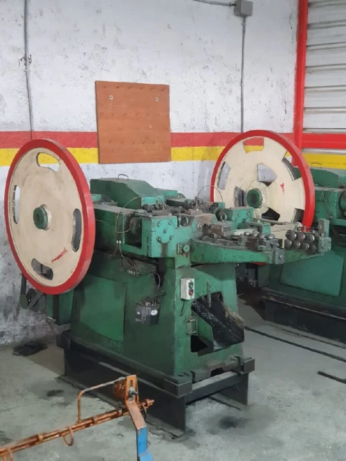 Machine à clous