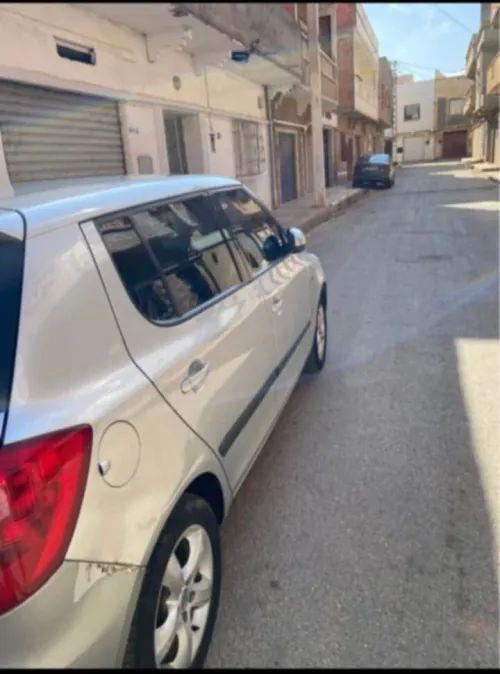 Skoda Fabia 2012 Fiha lel avant w zouj rakouret fli lel arier