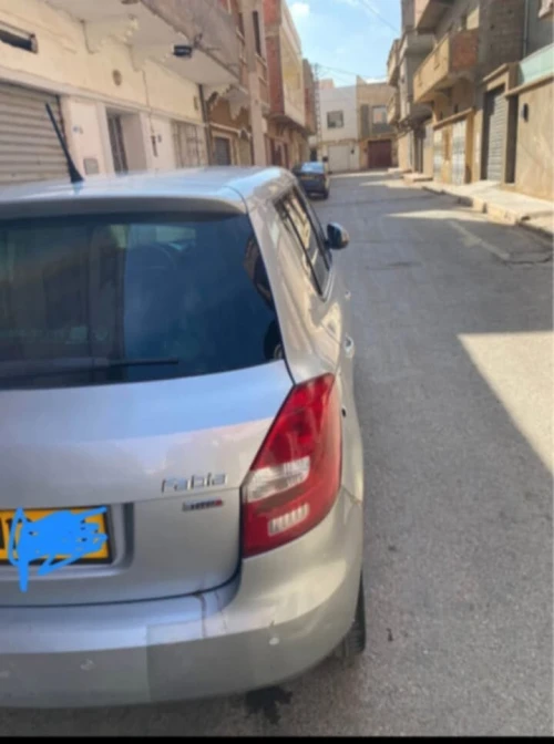 Skoda Fabia 2012 Fiha lel avant w zouj rakouret fli lel arier