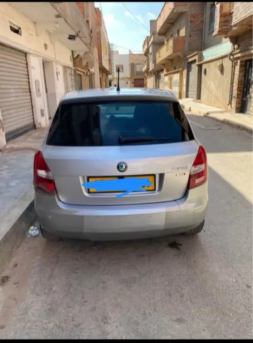 Skoda Fabia 2012 Fiha lel avant w zouj rakouret fli lel arier