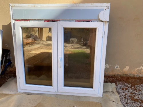 Fenêtre aluminium avec vitre 