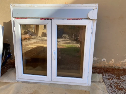 Fenêtre aluminium avec vitre 