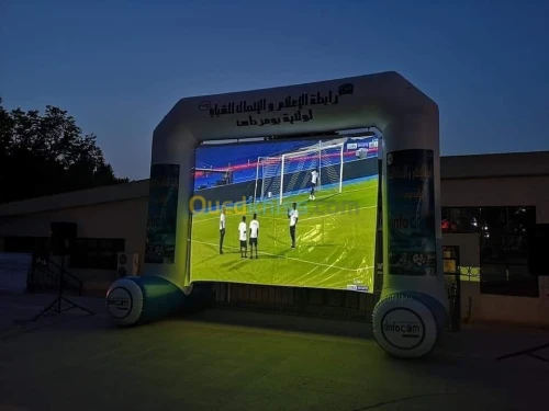 Grand écran gonflable pour projection 