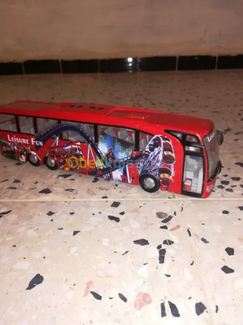 autocar et deux chevaux citroen