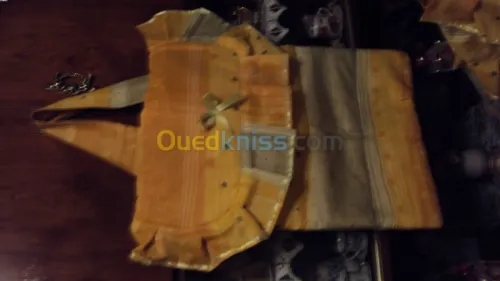 couture de drap et coussin et salon