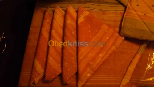 couture de drap et coussin et salon