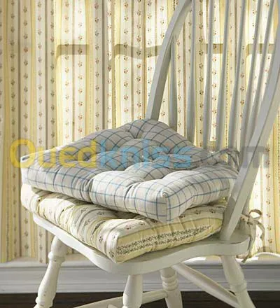 couture de drap et coussin et salon