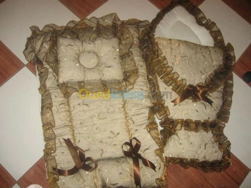 couture de drap et coussin et salon