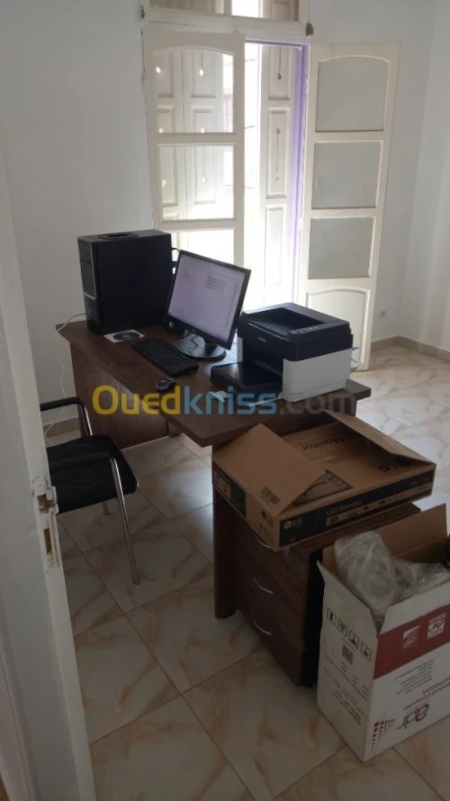 Bureau de comptabilité. مكتب محاسبة ومحافظ حسابات