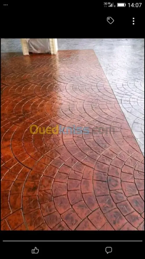 Béton imprimé et espace vert bonne tra