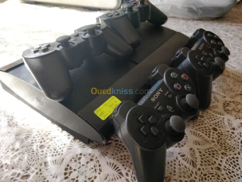 PS3  SUPER SLIM 500G 70 JEUX 3 MANETTE