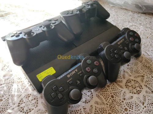 PS3  SUPER SLIM 500G 70 JEUX 3 MANETTE