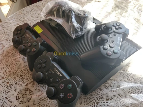 PS3  SUPER SLIM 500G 70 JEUX 3 MANETTE